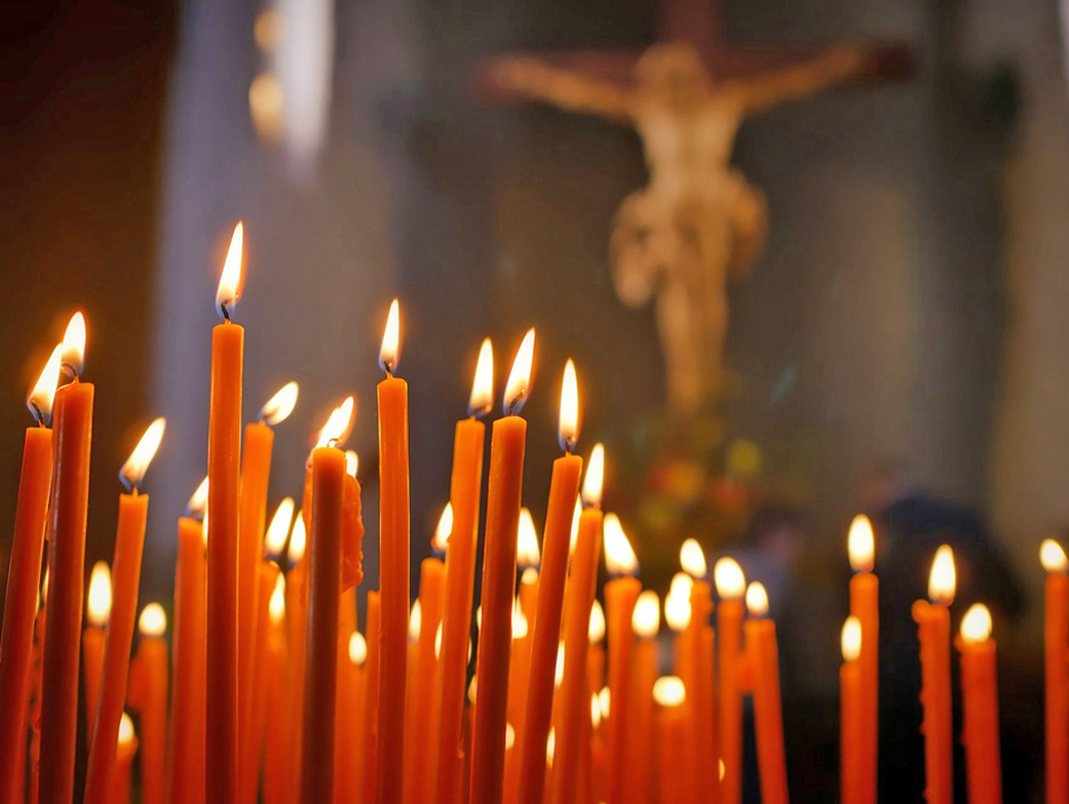 Kerzen in Kirche
