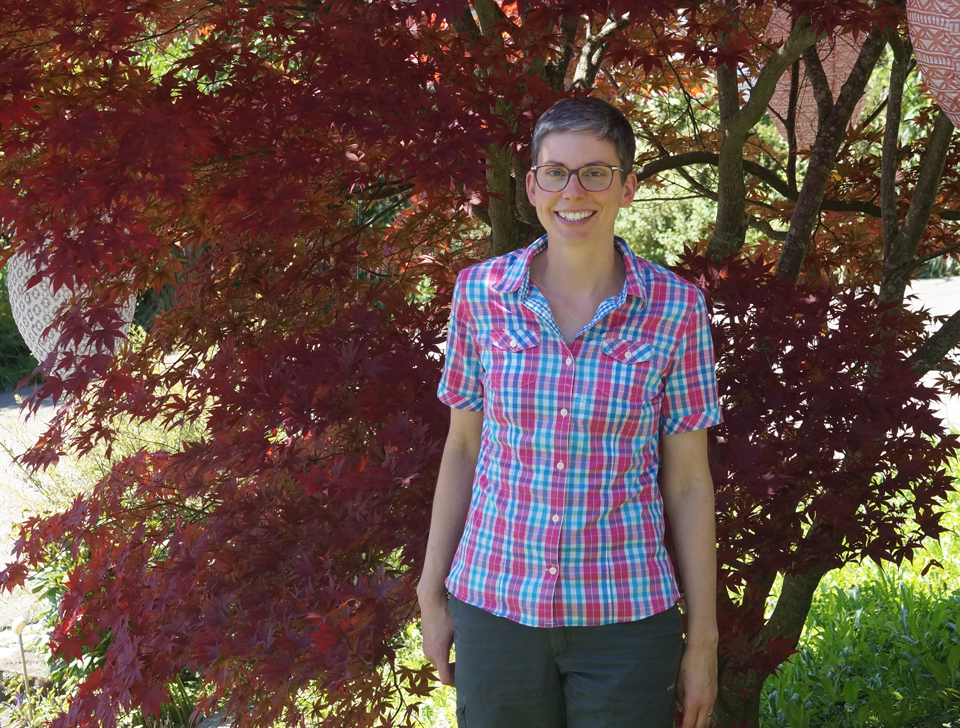 Silvia Kummer in ihrem Garten