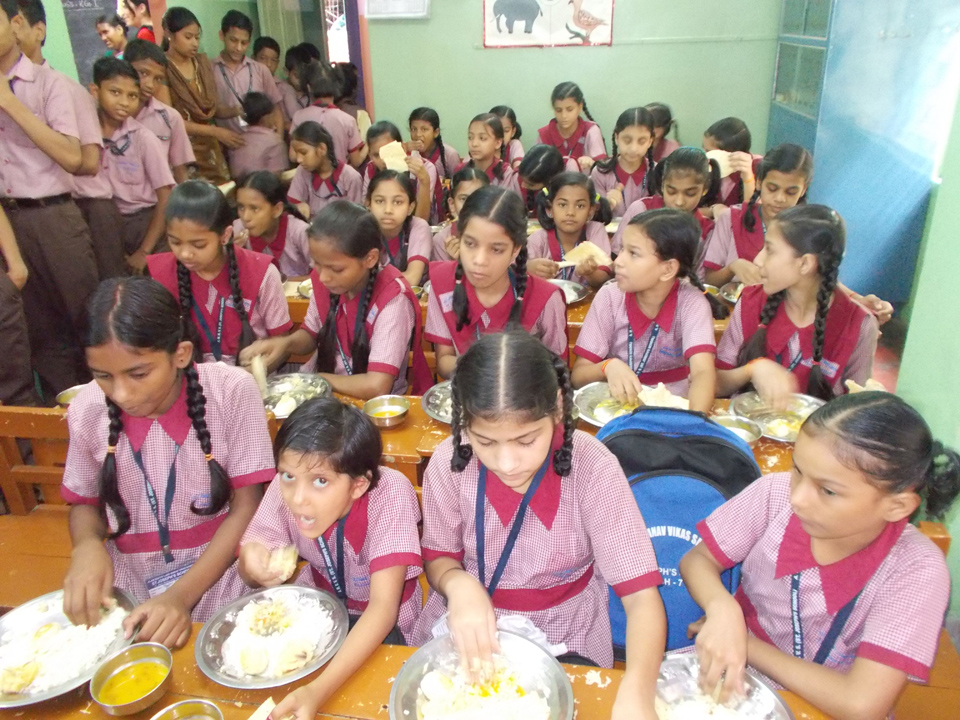 Mittagessen in der St.Josef-Schule: Alle Kinder bekommen ein warmes und vollwertiges Essen – eine Seltenheit in den Slums von Kalkutta. 