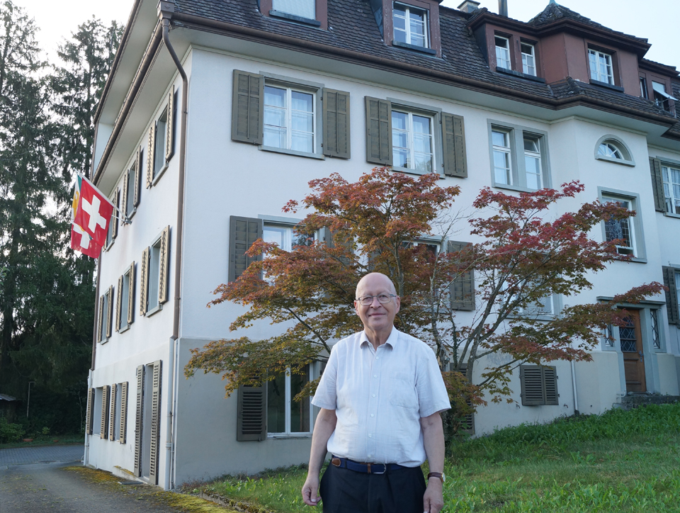 Pfarrer Josef Gander vor dem Priesterhaus Bernrain