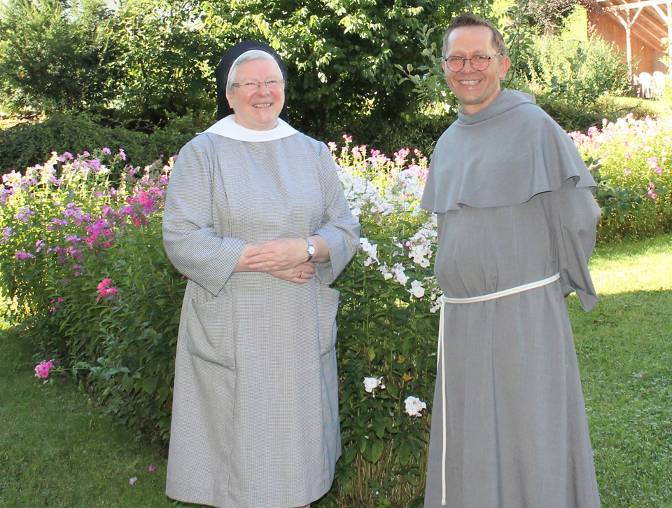 Pater Jarosław Bartkiewicz zu Gast im Kapuzinerinnen-Kloster Leiden Christi in Jakobsbad (AI), wo er sich mit Schwester Mirjam, Frau Mutter des Klosters, traf.