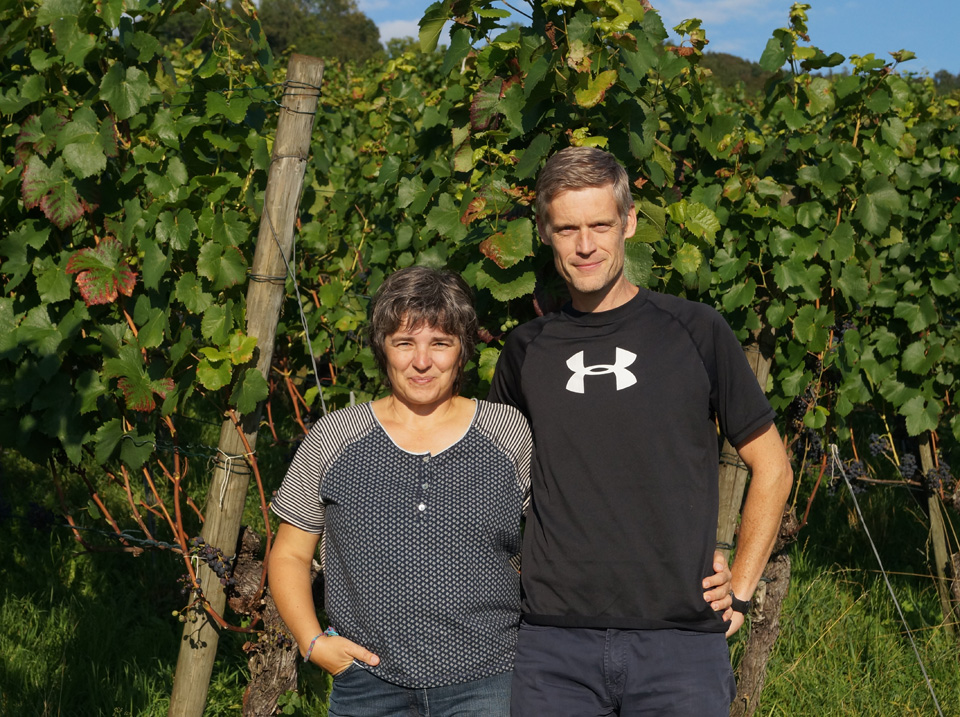 Christina und Joel Brunschwiler vor den Reben in ihrer Nachbarschaft.