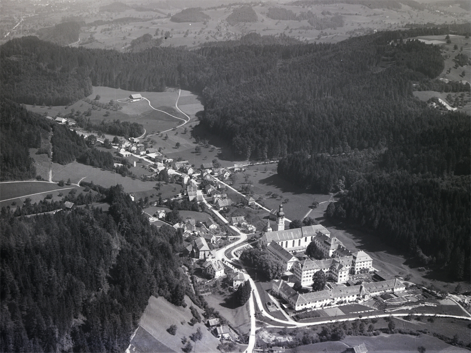 Eine Luftaufnahme des Klosters Fischingen von 1934