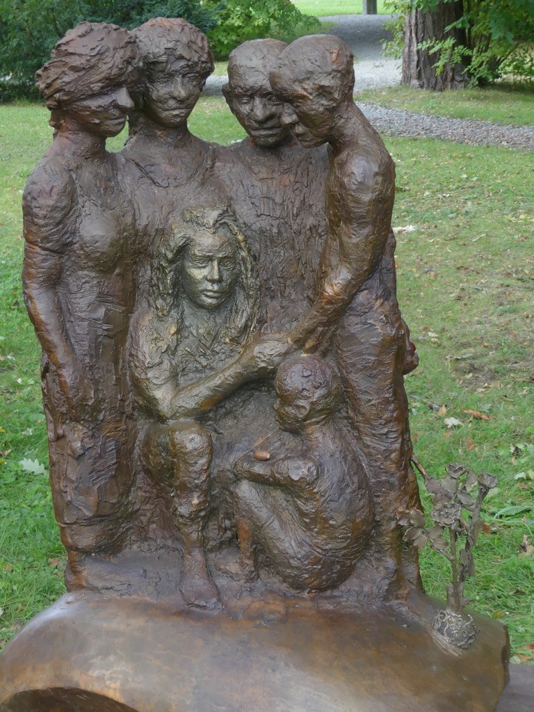 Die von Joachim Sauter geschaffene Bronzefigur: Elisabeth umgeben von Menschen.