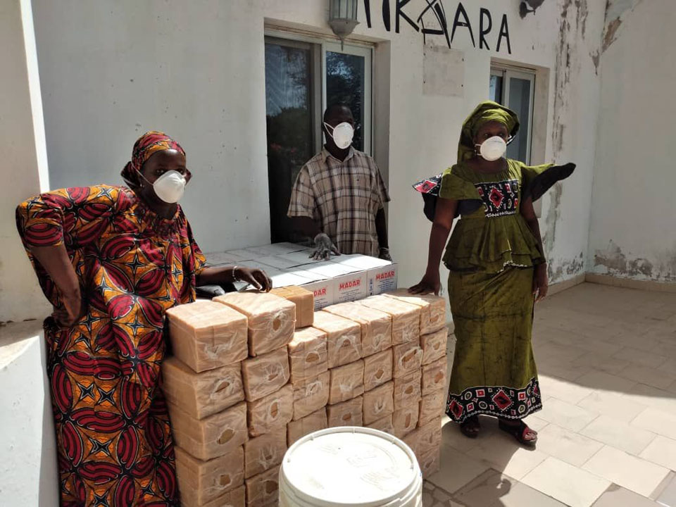 Die von Fastenopfer initiierten Solidaritätsgruppen in Senegal unterstützen Menschen mit Seife und Javelwasser.