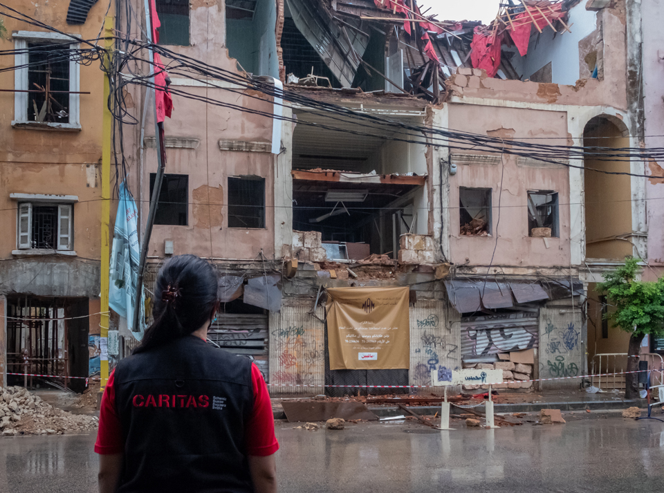 Nach der grossen Explosion in Beirut unterstützt Caritas Menschen dabei, ihre Unterkünfte vor dem Wintereinbruch zu reparieren.