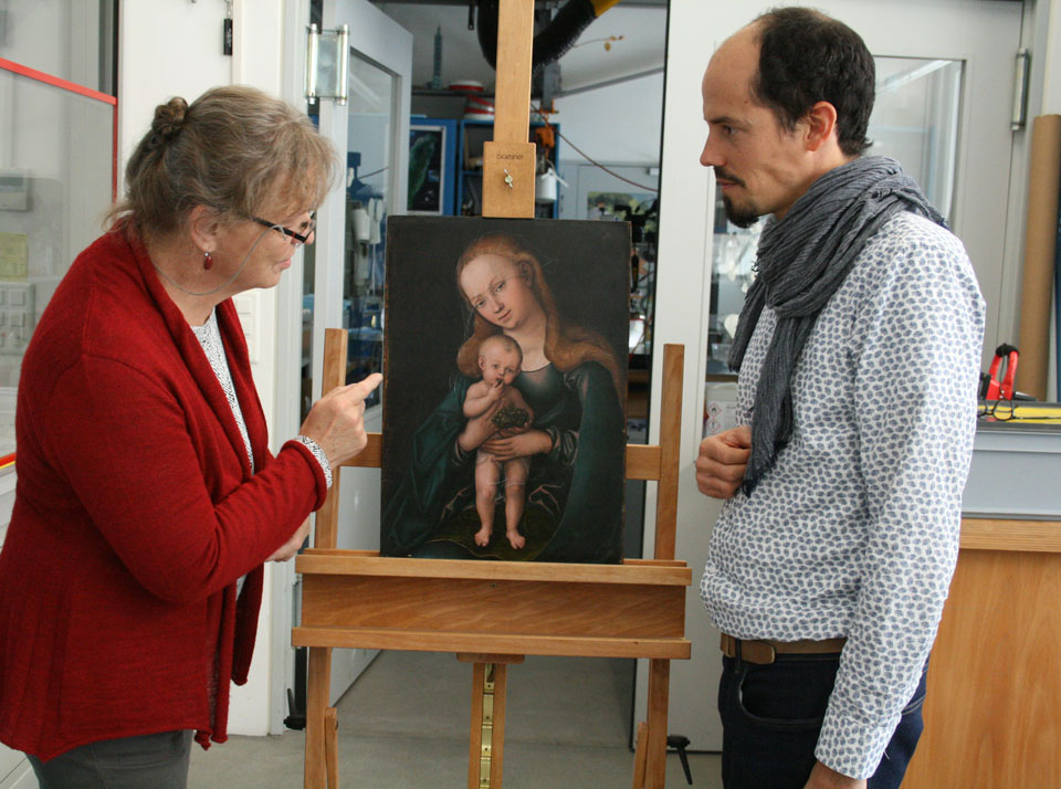 Restauratorin Barbara Bührer und Kurator Andreas Rüfenacht betrachten die restaurierteTrauben-Madonna.