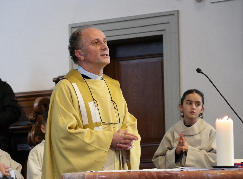 Don Marjan Lorenci bei einer Eucharistiefeier mit der Albanermission in Luzern.