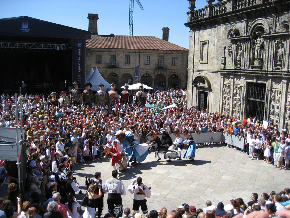 Einstimmung zum Jakobustag am 24. Juli (hier 2010) vor der heiligen Pforte der Kathedrale Santiago (rechts im Bild).