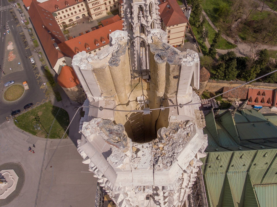 Ein Teil der südlichen Turmspitze brach ein.