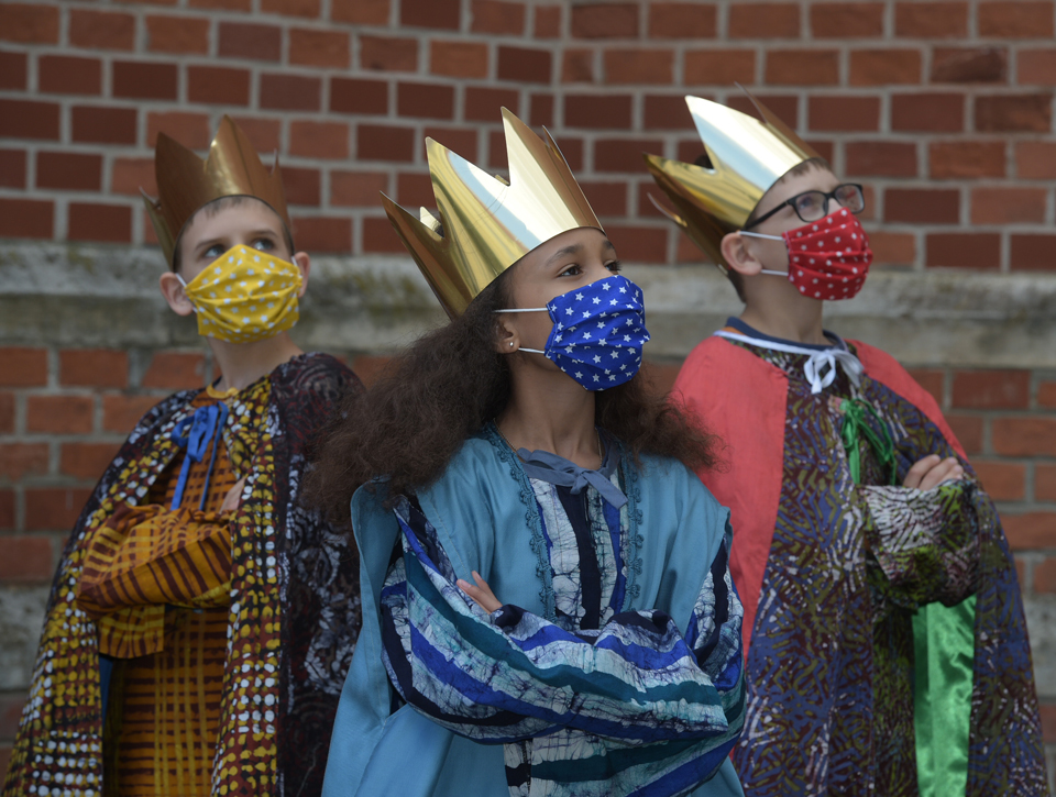 Ein ungewohntes Bild: Dieses Jahr kommen die Sternsinger*innen mit Maske.