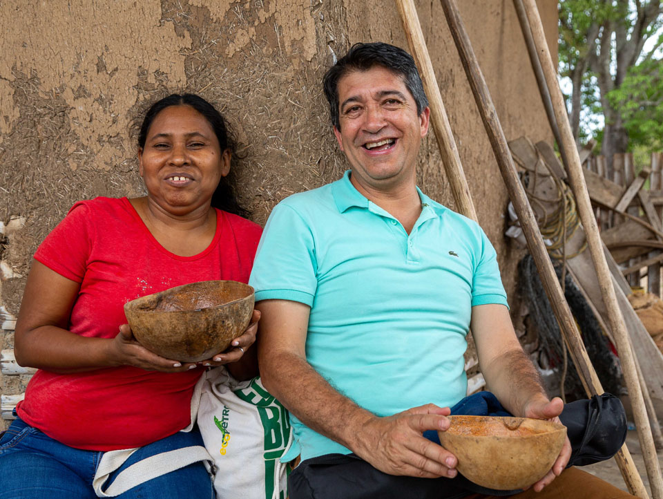 Fernando Castrillón Zapata bei einem Projektbesuch mit einer Bäuerin in Natagaima.