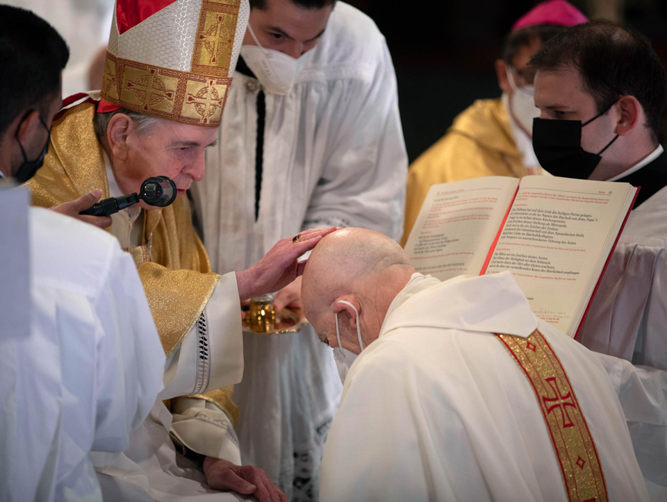 Joseph M. Bonnemain wird von Kardinal Kurt Koch gesalbt und damit zum Bischof geweiht.