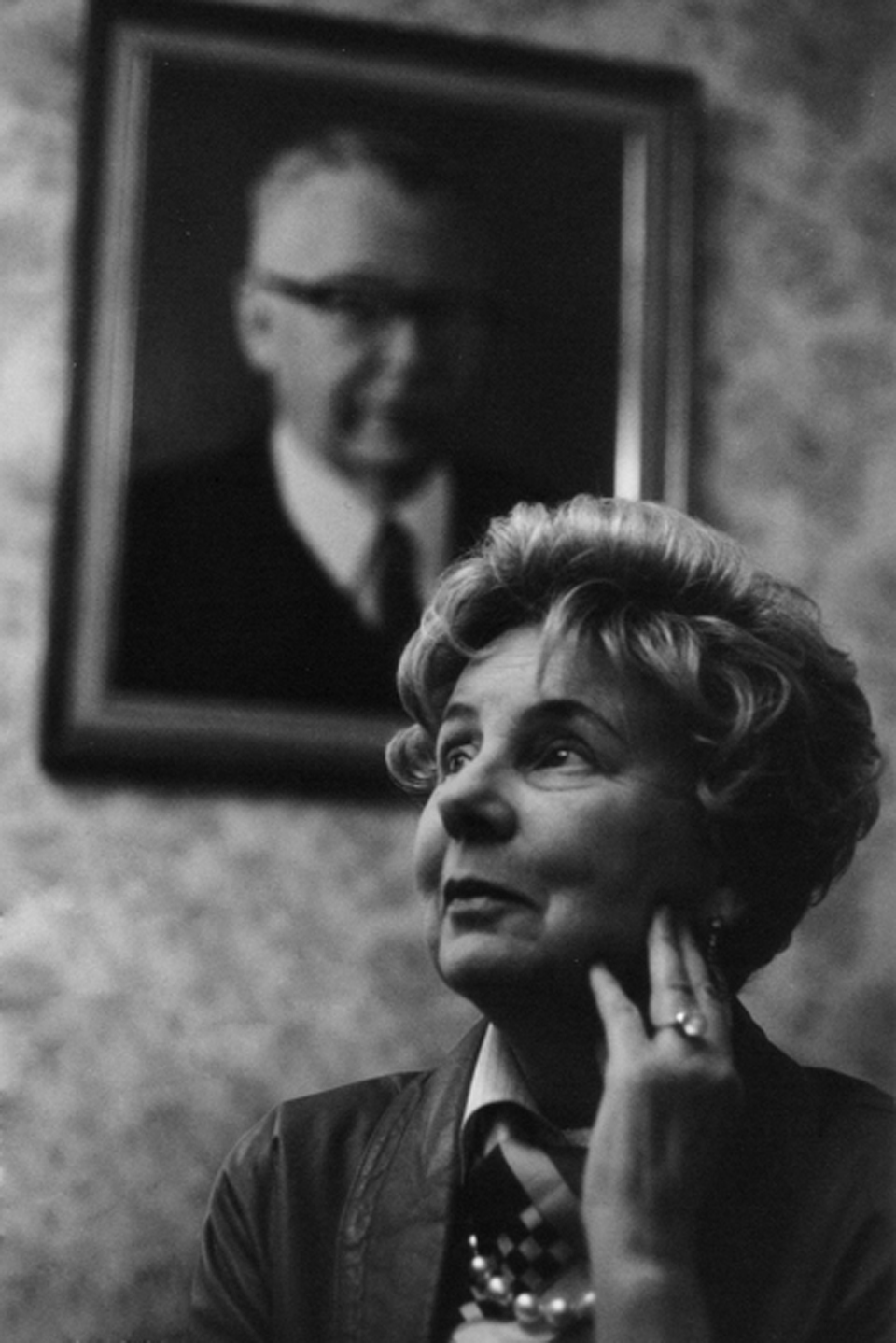 Uta Ranke-Heinemann vor dem Porträt ihres Vaters