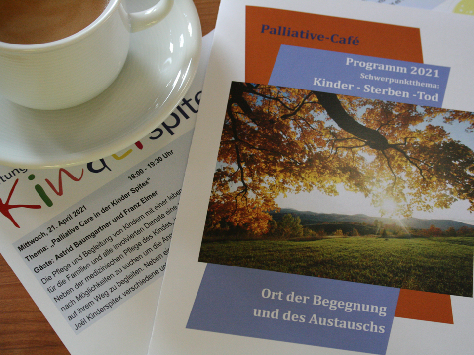 Das Programm des Palliative-Cafés bei einer Tasse Kaffee.