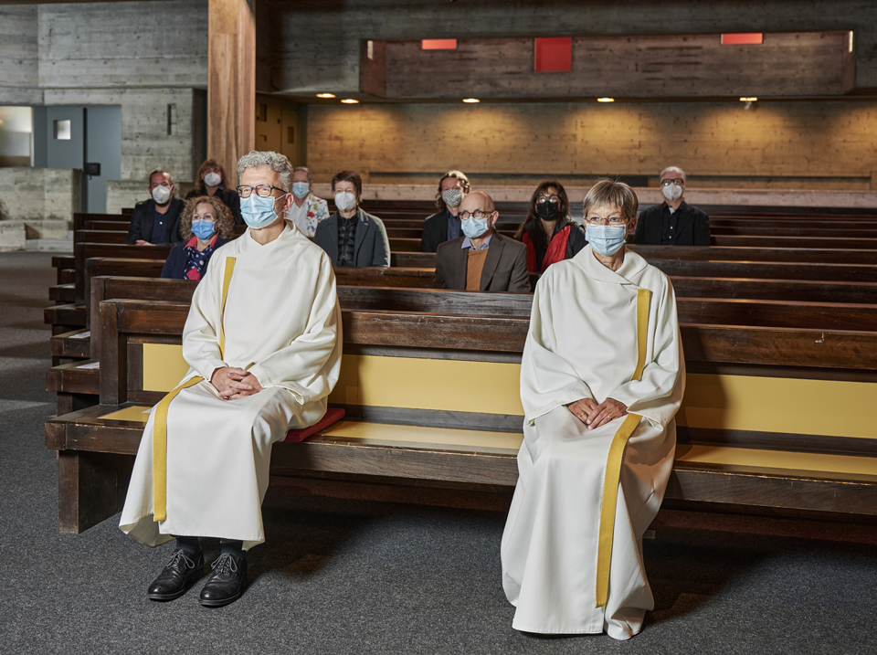 Ein Zeichen der Verbundenheit: Die Gottesdienst - leitenden Herbert Gut und Ingrid Bruderhofer nehmen bei den Mitfeierenden Platz.