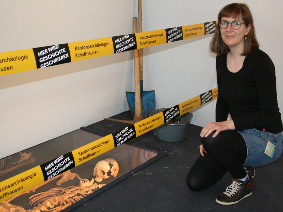 Die Kuratorin Franziska Pfenninger beim Skelett des «Riesen von Schaffhausen»