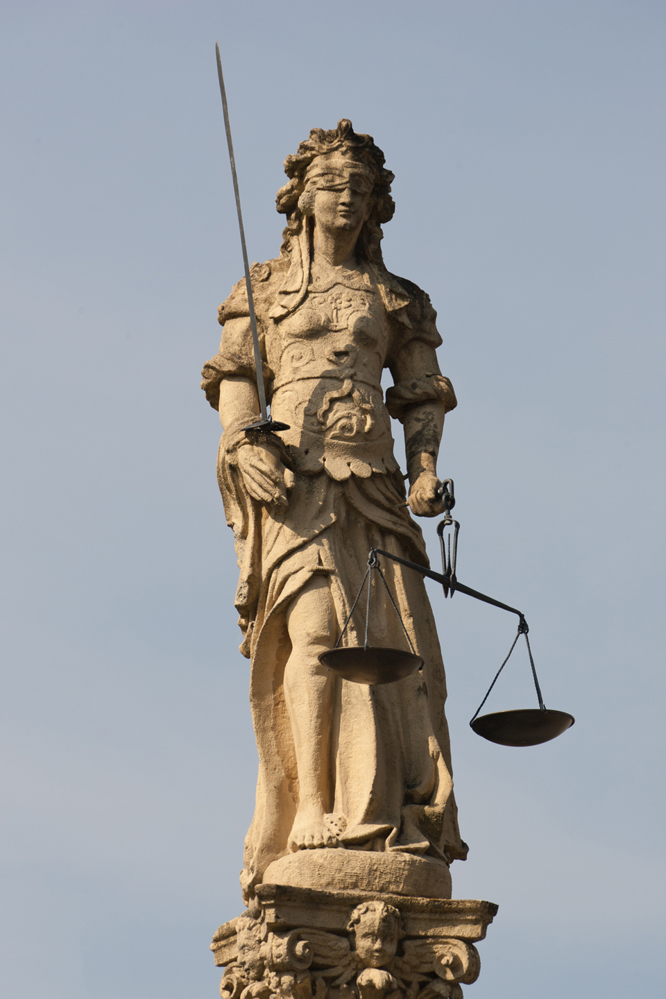 Die Anpassungen des Kirchenrechts sollen zu mehr Gerechtigkeit führen (Gerechtigkeitsbrunnen in Cudrefin VD).