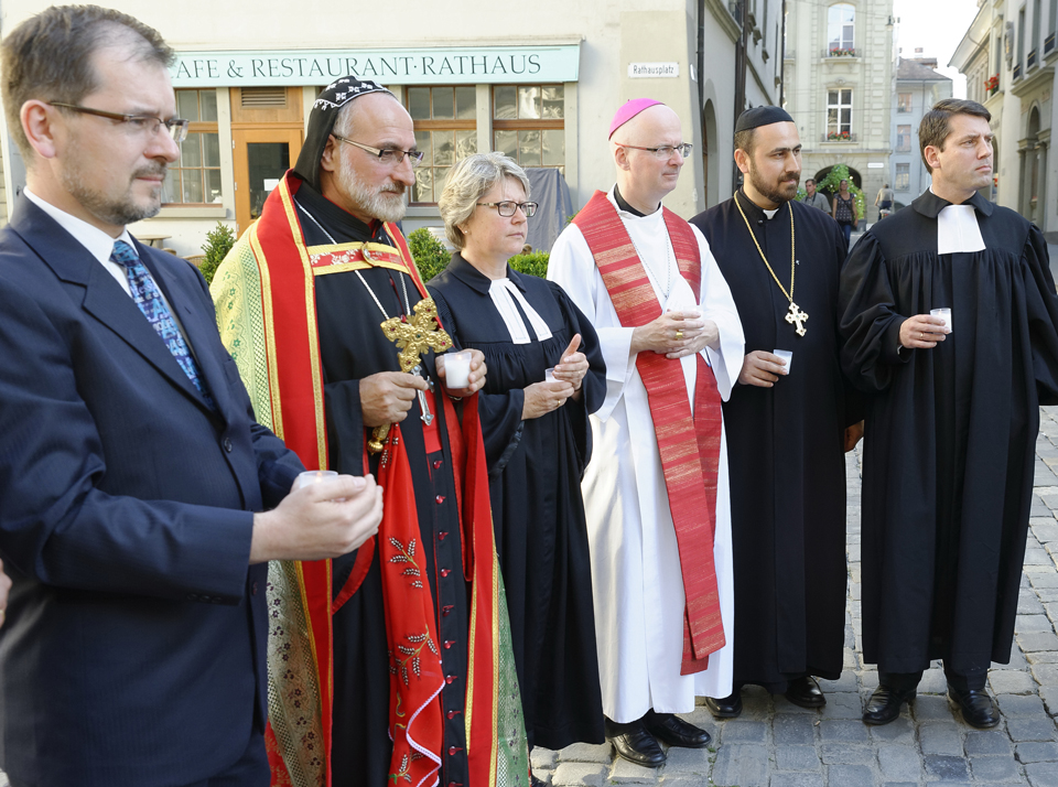 Vertreter*innen der Kirchen der AGCK.CH beten im September 2014 vor der Kirche Peter und Paul in Bern gemeinsam für die leidende Bevölkerung in Syrien und Irak.