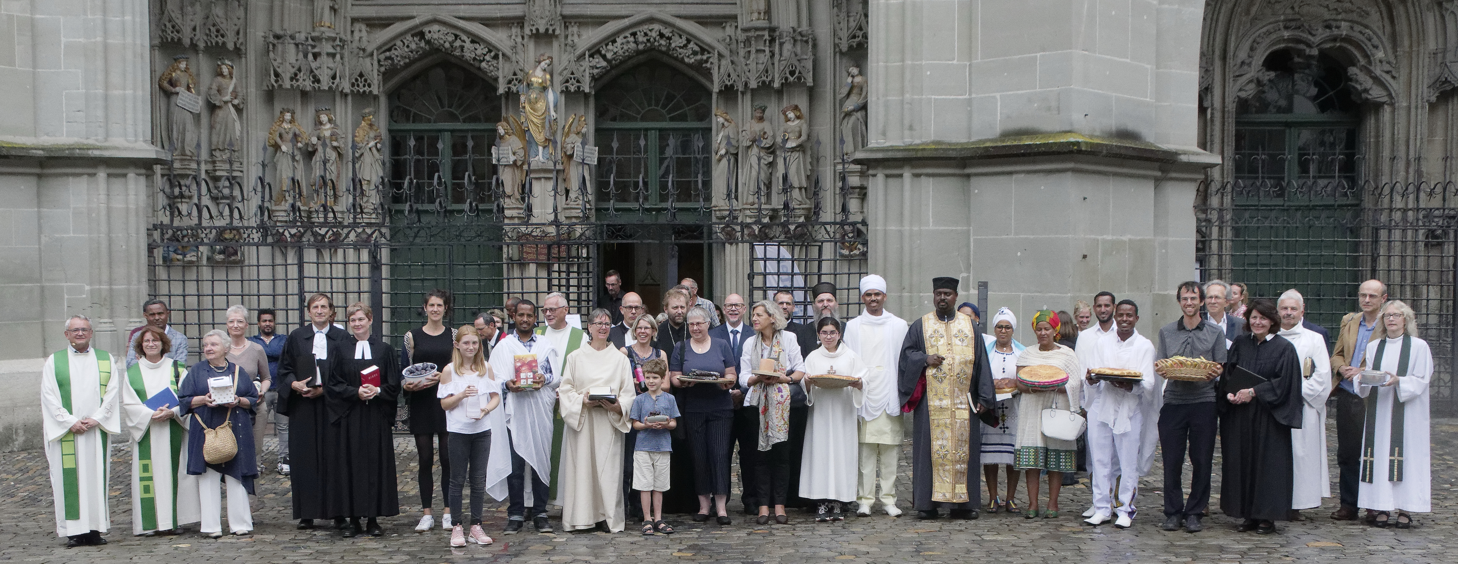 Teilnehmer*innen der Schöpfungsfeier am 1. September 2019 vor dem Berner Münster