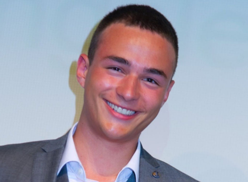 Pascal Krucker (19) ist als Kundenberater in einer Bank tätig und in seiner Freizeit als Oberministrant, Scharleiter und Jungwachtleiter aktiv. Er engagiert sich seit 2020 für Swiss for Greece.