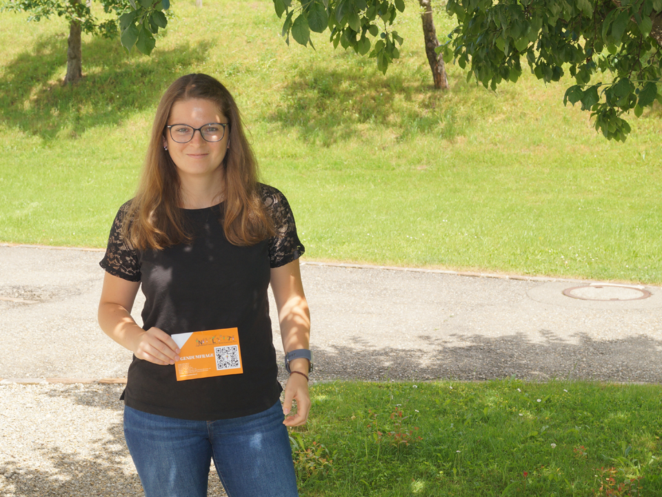 Bianca Rehm zeigt die Postkarte, mit der sie zur Umfrage eingeladen hatte. 