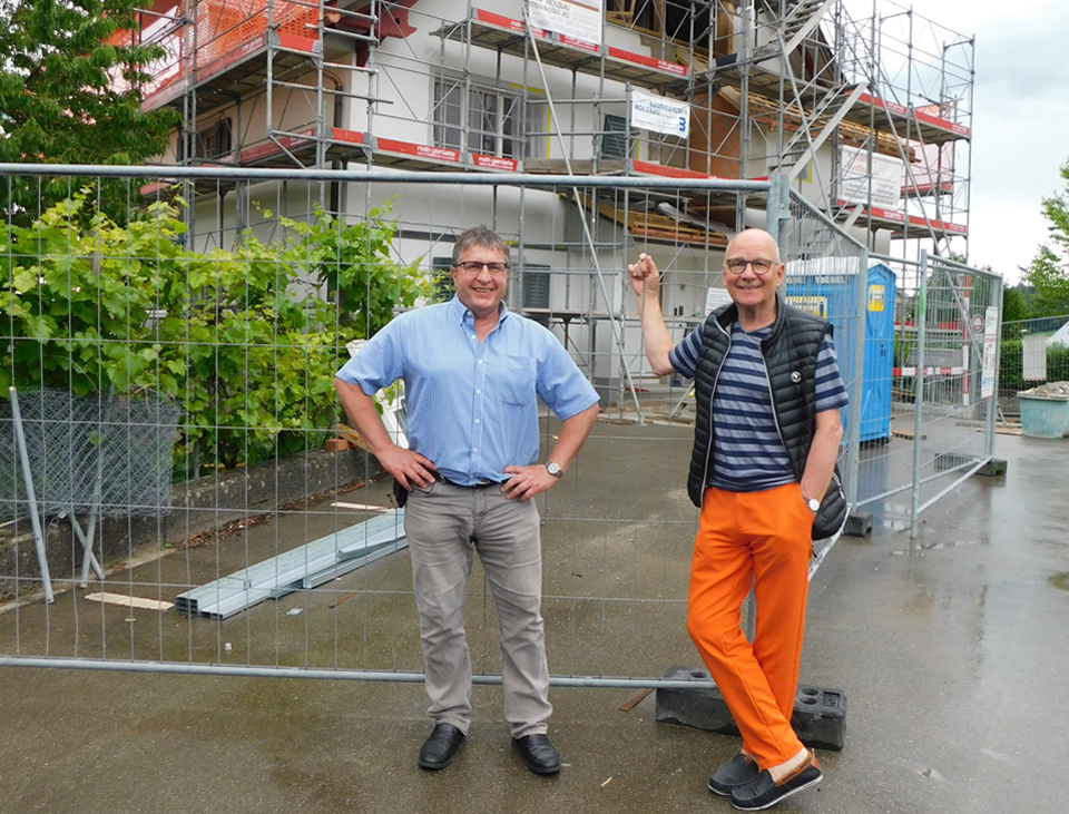 Markus Sax (links) und Bruno Gerig vor dem sich derzeit noch im Umbau befindlichen alten Pfarreihaus in Aadorf.