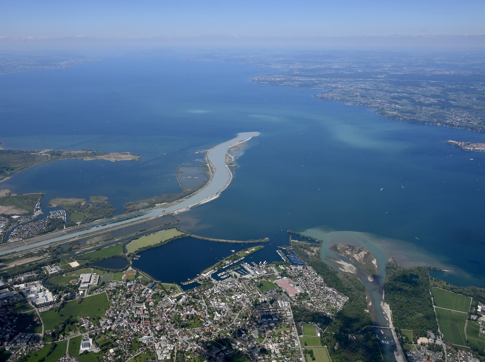 Die Mündung des Rheins (l) und der Bregenzer Ach (r) in den Bodensee