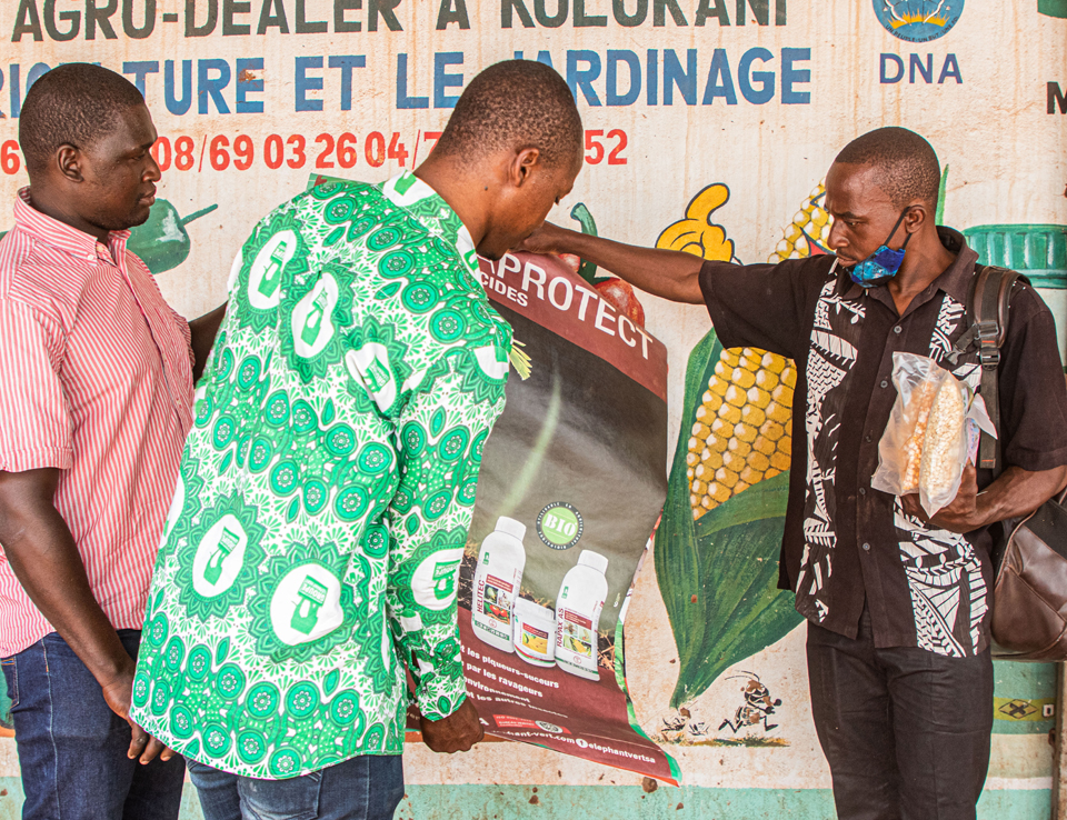 Seybou Diarra (r) kauft beim Grossisten seine Bioprodukte für den nachhaltigen Anbau ein, die er in seinem Dorf den Bauern verkauft.
