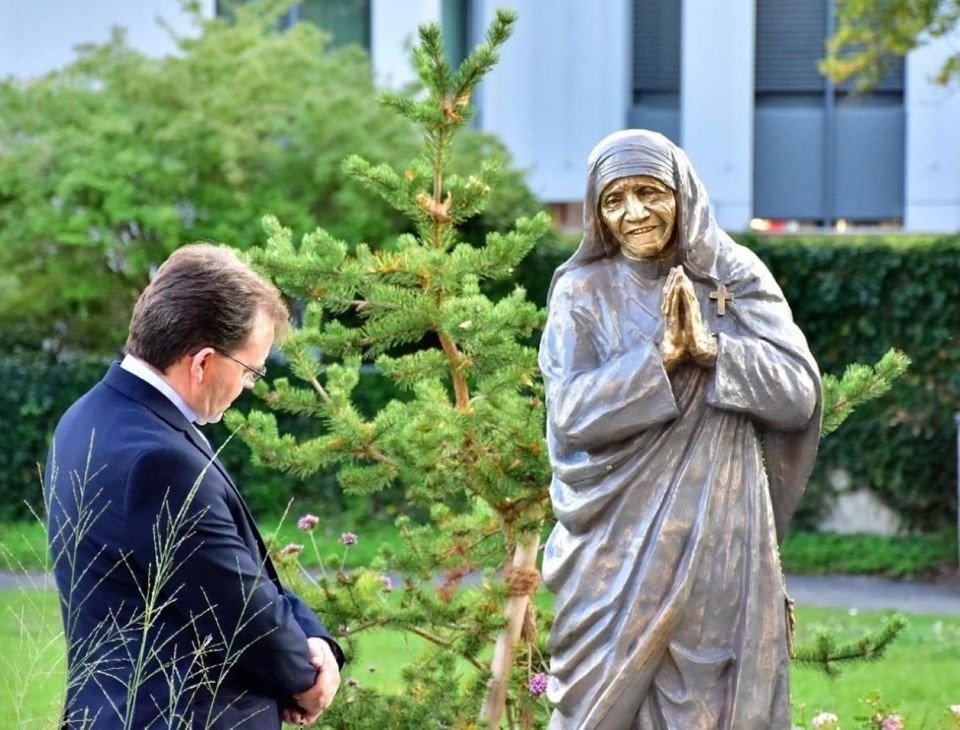 Don Albert Demaj vor der Bronze-Statue von Mutter Teresa bei der St. Peterkirche in Wil.