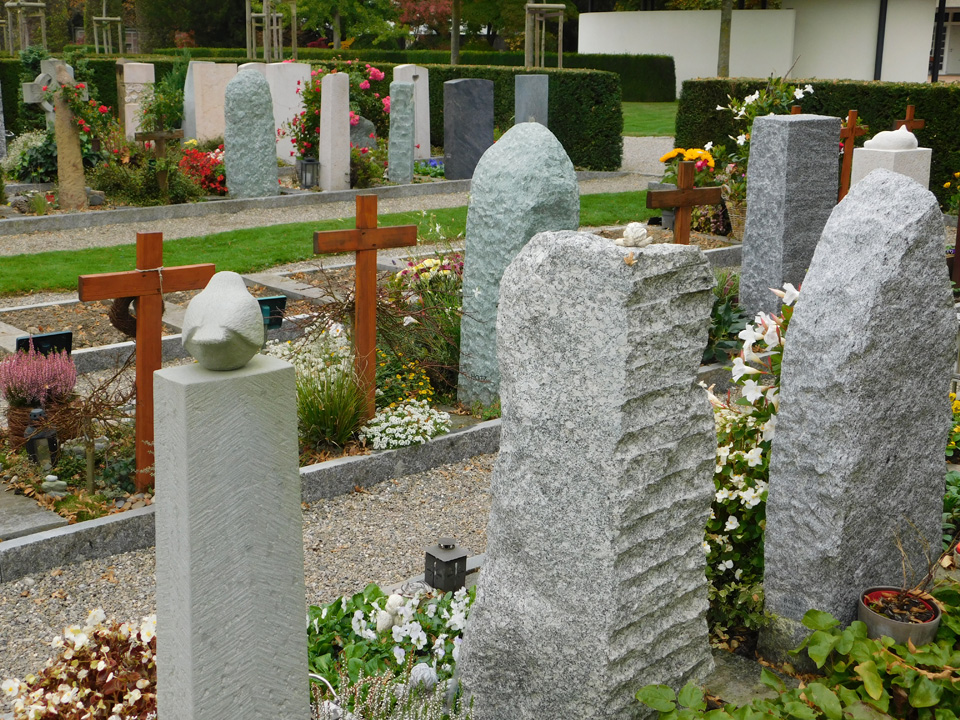 An Allerheiligen gehen viele Menschen auf den Friedhof, um ihren Verstorbenen zu  gedenken – ein Gefühl der Verbundenheit.  