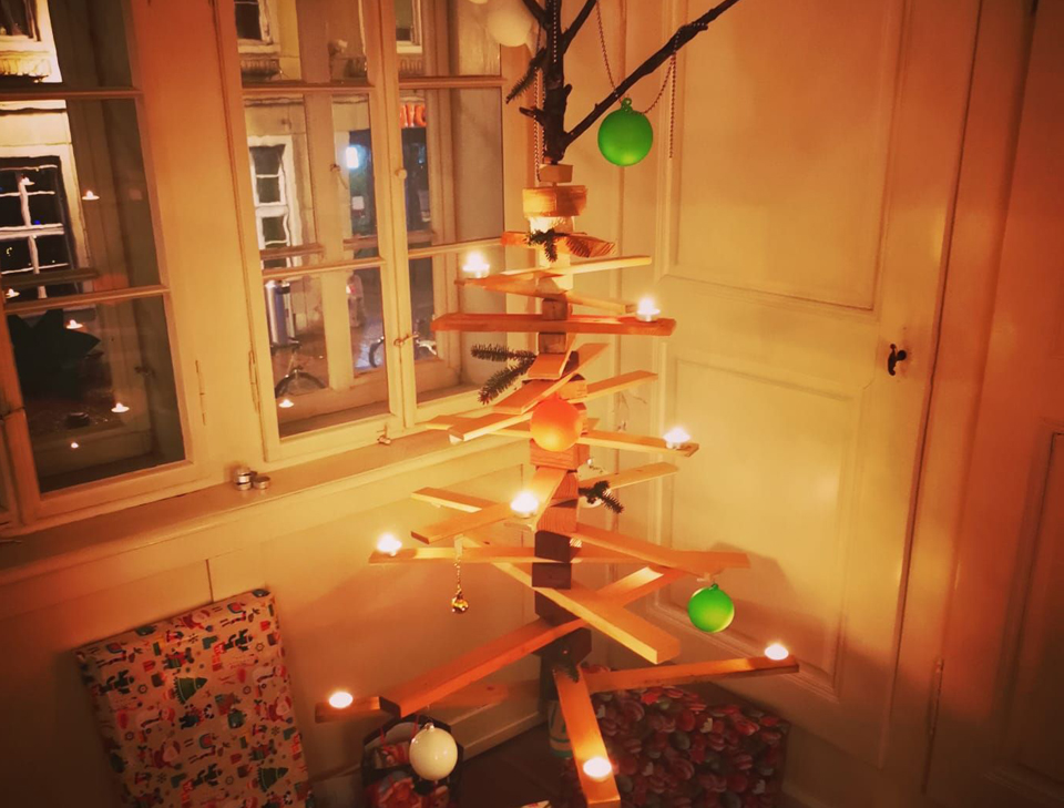 Der kreative Weihnachtsbaum aus Holz vom Neffen.