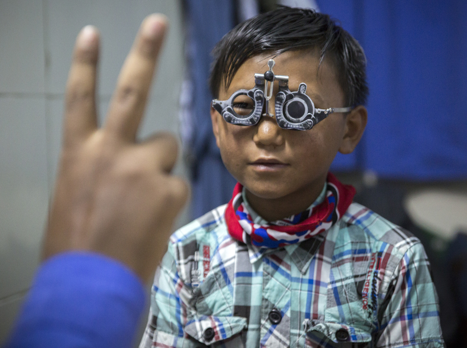 Dipendra beim Augentest im Biratnagar Eye Hospital.