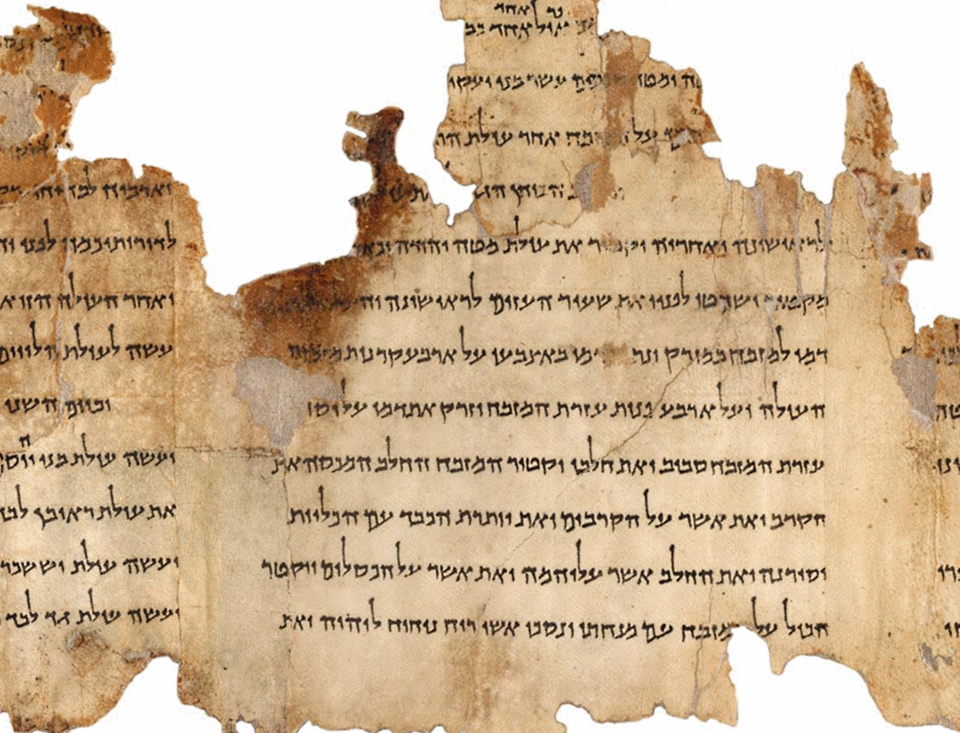 Fragment einer antiken Schriftrolle aus Qumran mit hebräischen Schriftzeichen