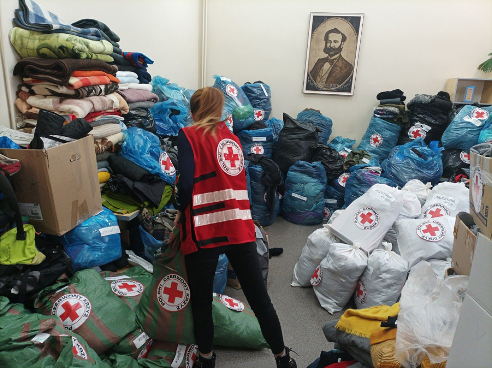 Polnisches Rotes Kreuz hilft Migrant*innen