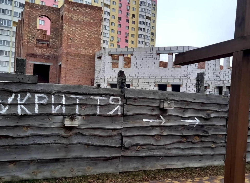 Das Wort Schutz weist den Weg zu einem Luftschutzkeller der Paulinerpatres in Kiew