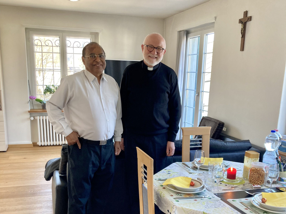 Pfarrer Varghese Nadackal und Erzbischof Dr. M. Kmetec 