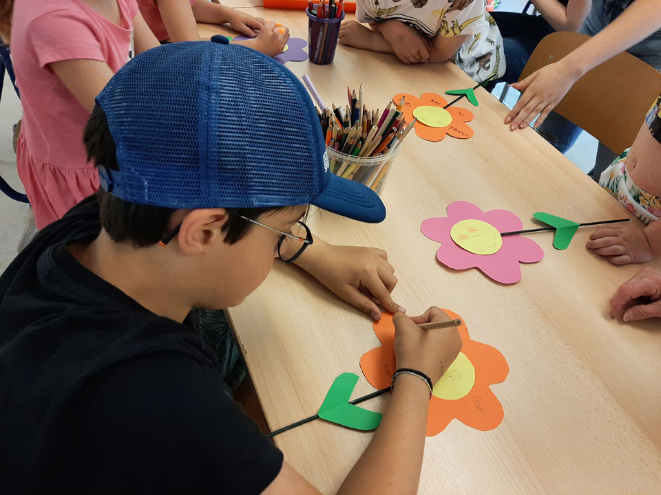 Kinder gestalten eine Dankesblume