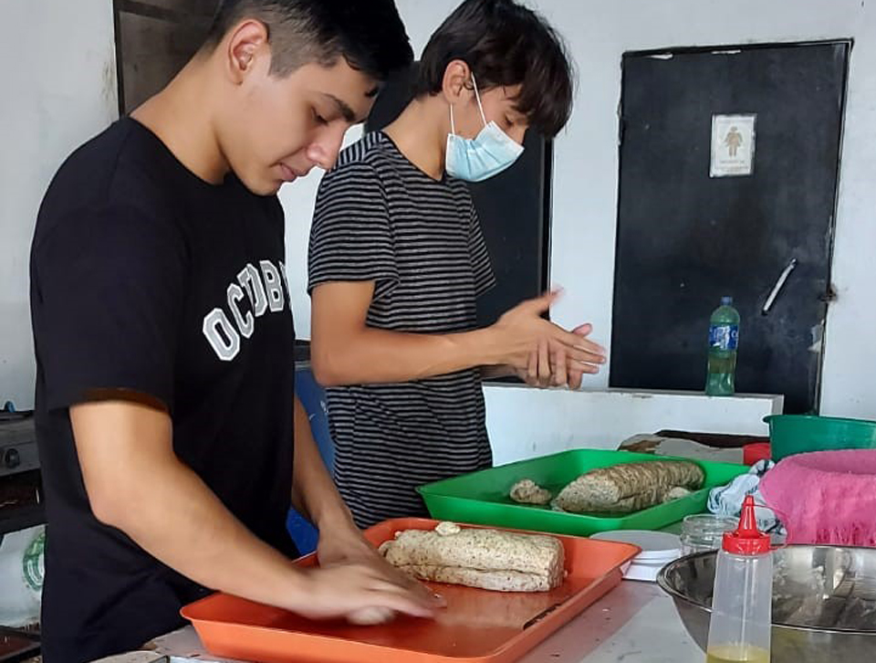Jugendliche aus Jardines de Colón backen Hamburger-Brote fürs Café Entre Bambú.