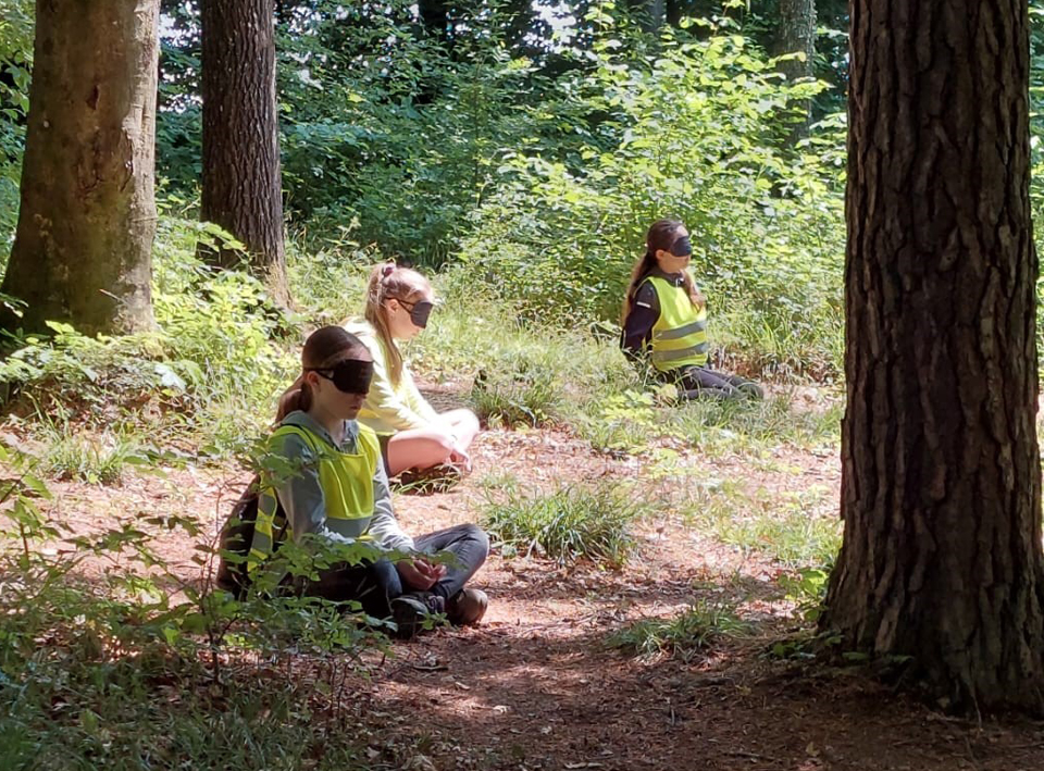 Dank Augenbinde gelingt es den Sechstklässlerinnen, sich auf ihr Gehör zu konzentrieren und die Waldgeräusche wahrzunehmen.