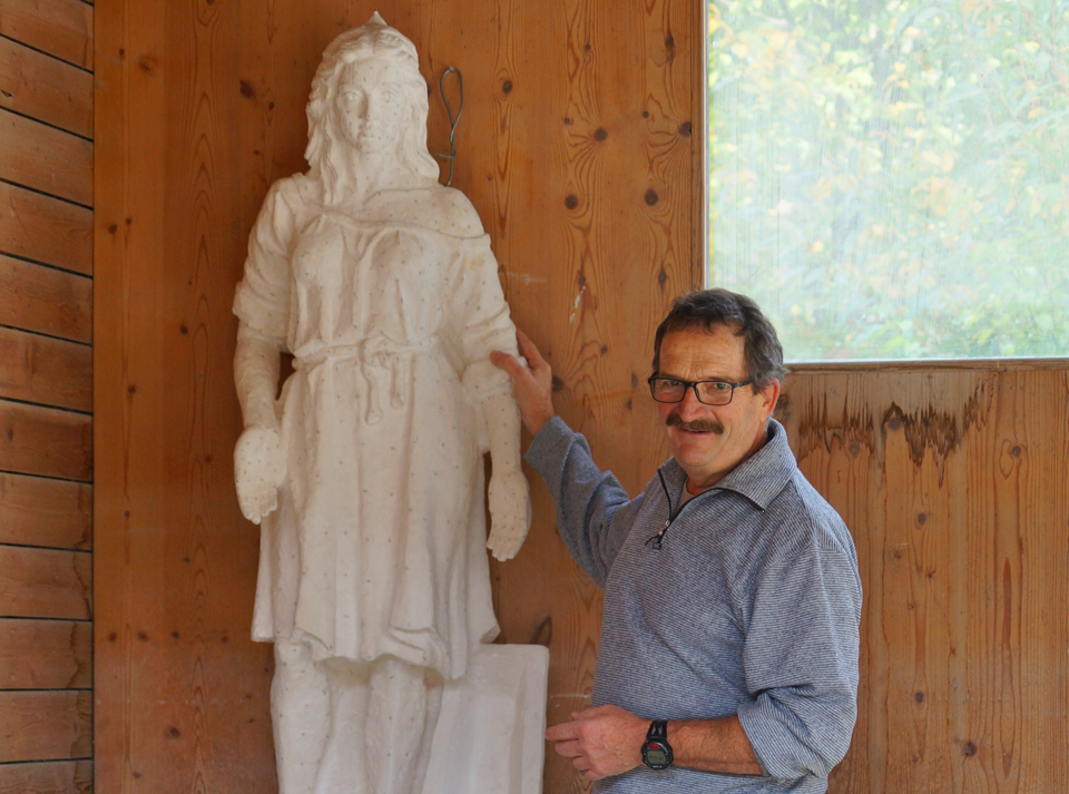 Felix Hotz neben dem Gipsmodell der Maria Magdalena
