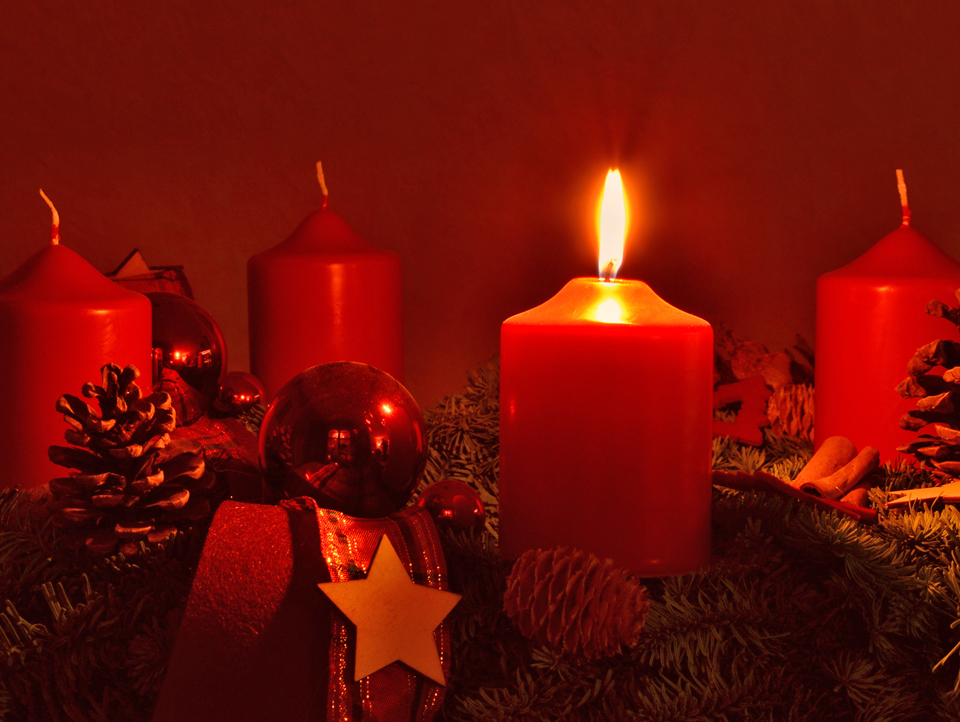 Der Adventkranz führt aus der Dunkelheit ins das weihnachtliche Licht.
