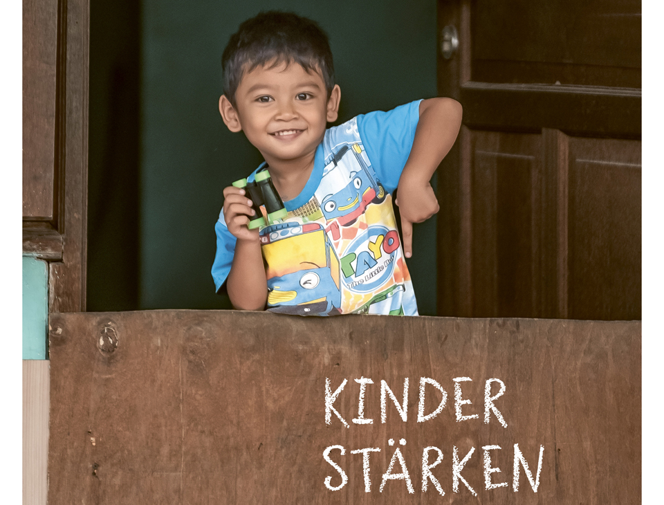 Auf dem diesjährigen Aktionsplakat wirbt ein indonesischer Junge für die Stärkung von Kindern.