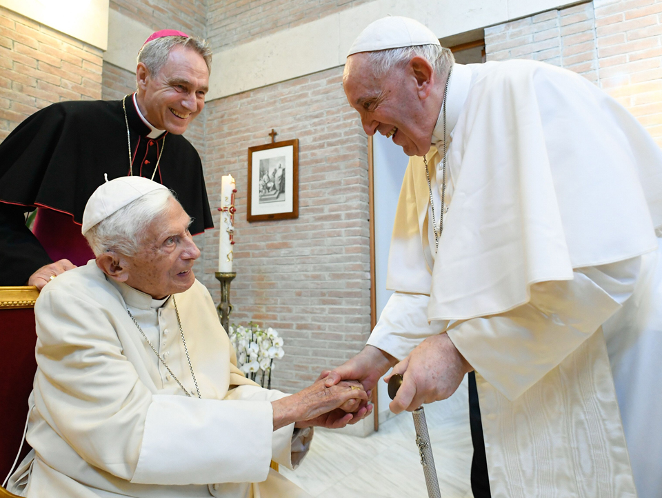 Papst Franziskus besucht emeritierten Papst Benedikt XVI. 