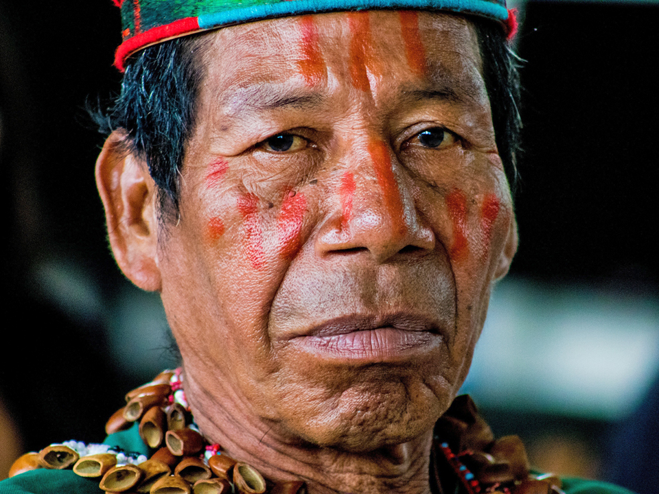 Mann aus dem Volk der Siona, einem der zehn indigenen Völker im Bezirk Putumayo
