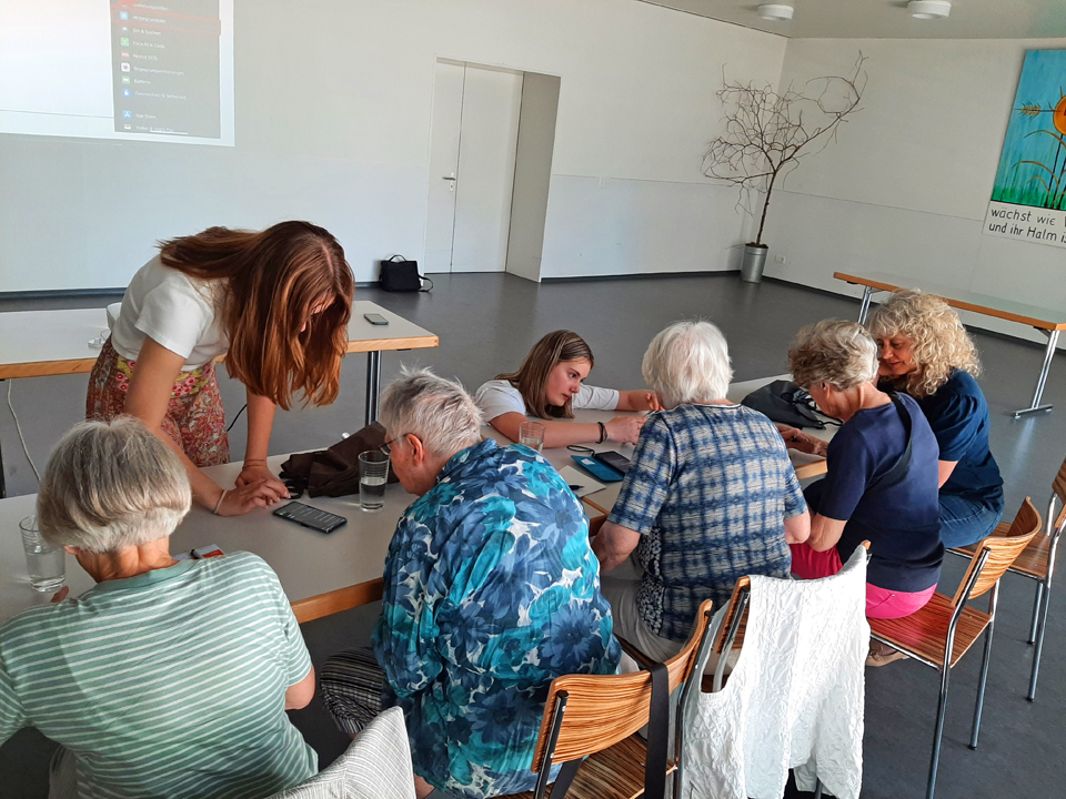 Die Kursleiterinnen helfen den Senior*innen mit den Aufgaben. 