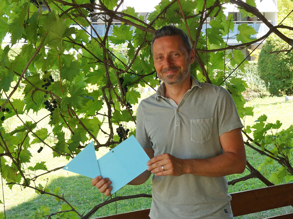 Thomas Schweiker präsentiert zwei Täfelchen für die Inklusionsbäume.