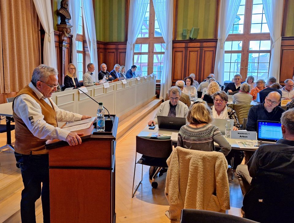 Erwin Wagner, Präsident der Finanzkommission, erhielt für seine souveräne Beratung des Budgets anschliessend einen Applaus.