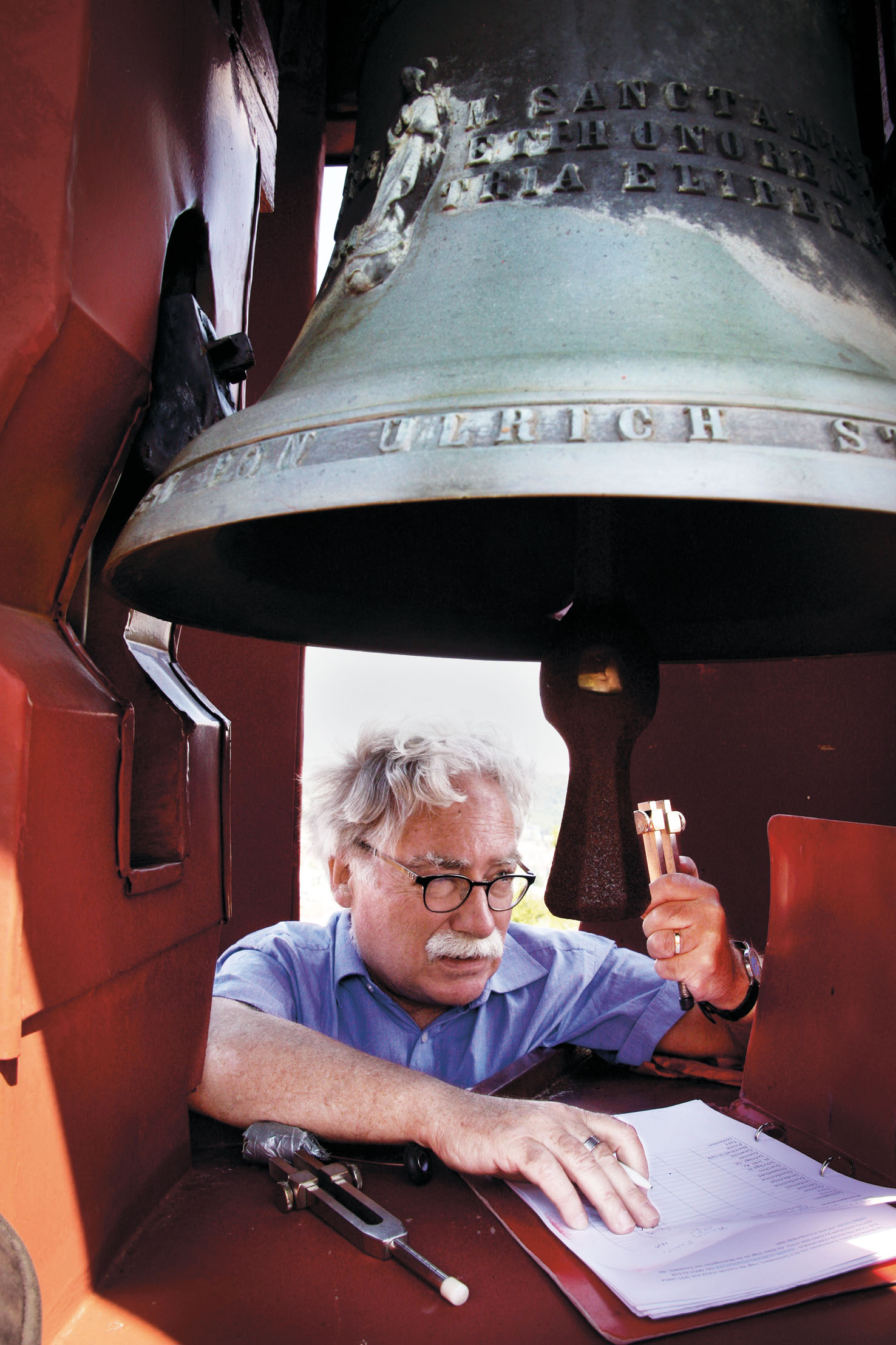 Hans Jürg Gnehm beim Begutachten einer Glocke