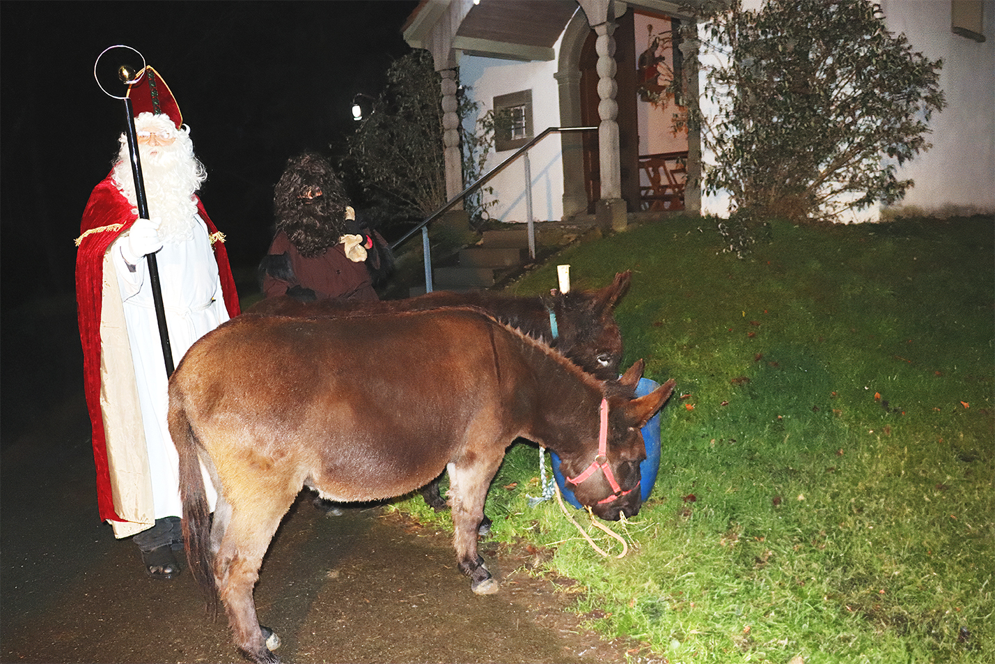 Samichlaus, Schmutzli und Esel in der Dunkelheit